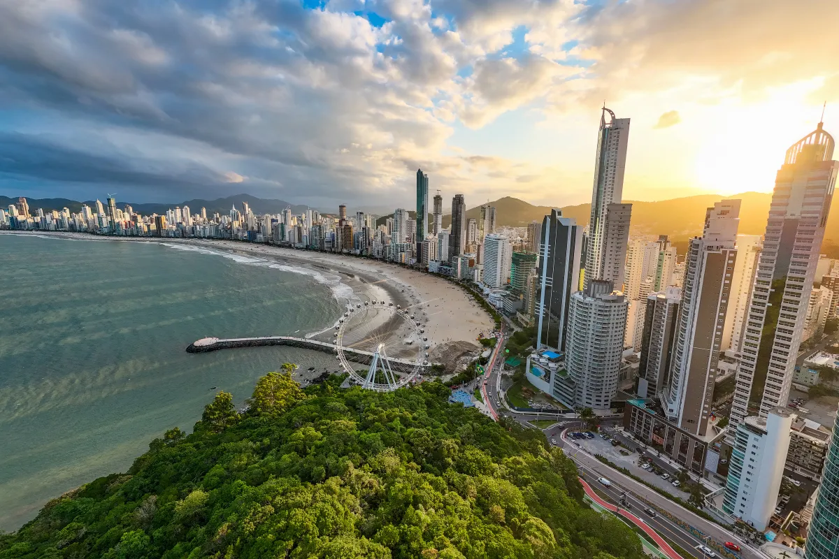 Como o litoral catarinense se tornou um dos mercados imobiliários mais valorizados do Brasil